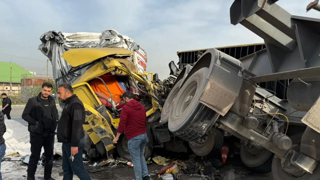 Hatay'da tır kazası : Devrilen konteyner araçları hurdaya çevirdi