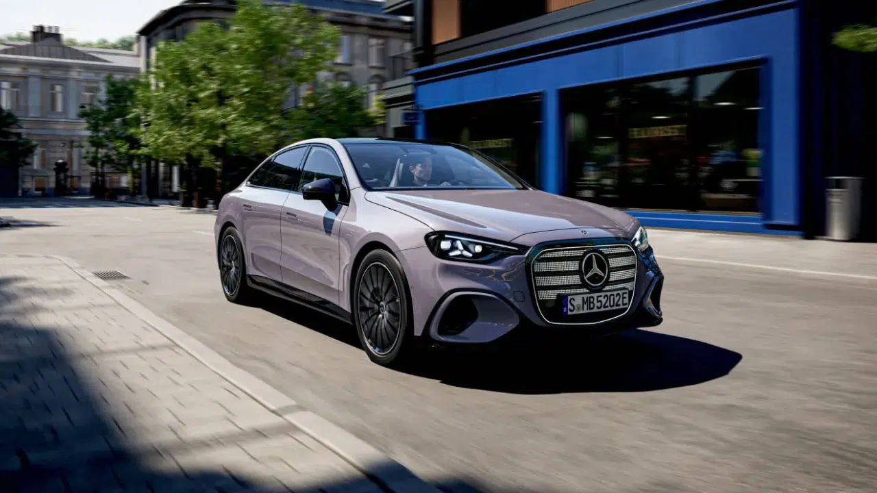 Yeni elektrikli Mercedes C-Serisi tanıtıldı : 762 km menzil ve 39 inçlik dev ekranla geliyor