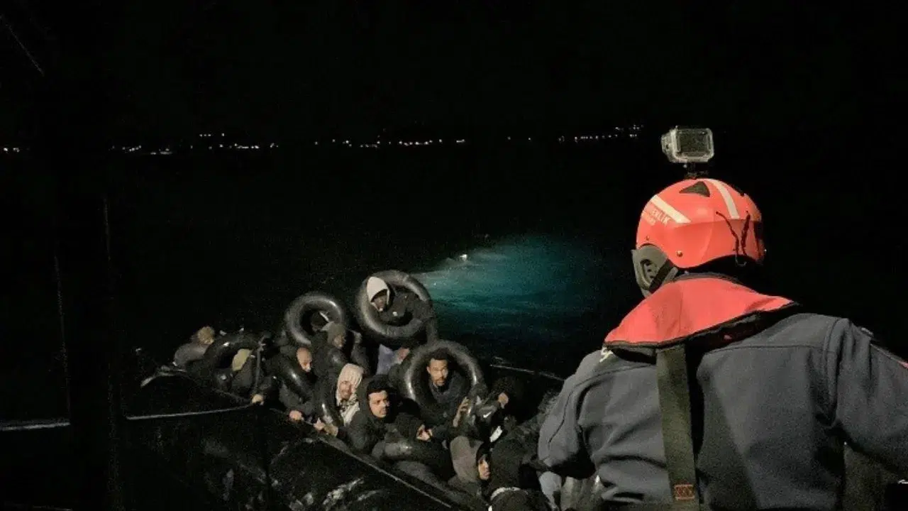 İzmir Çeşme açıklarında 31 düzensiz göçmen yakalandı