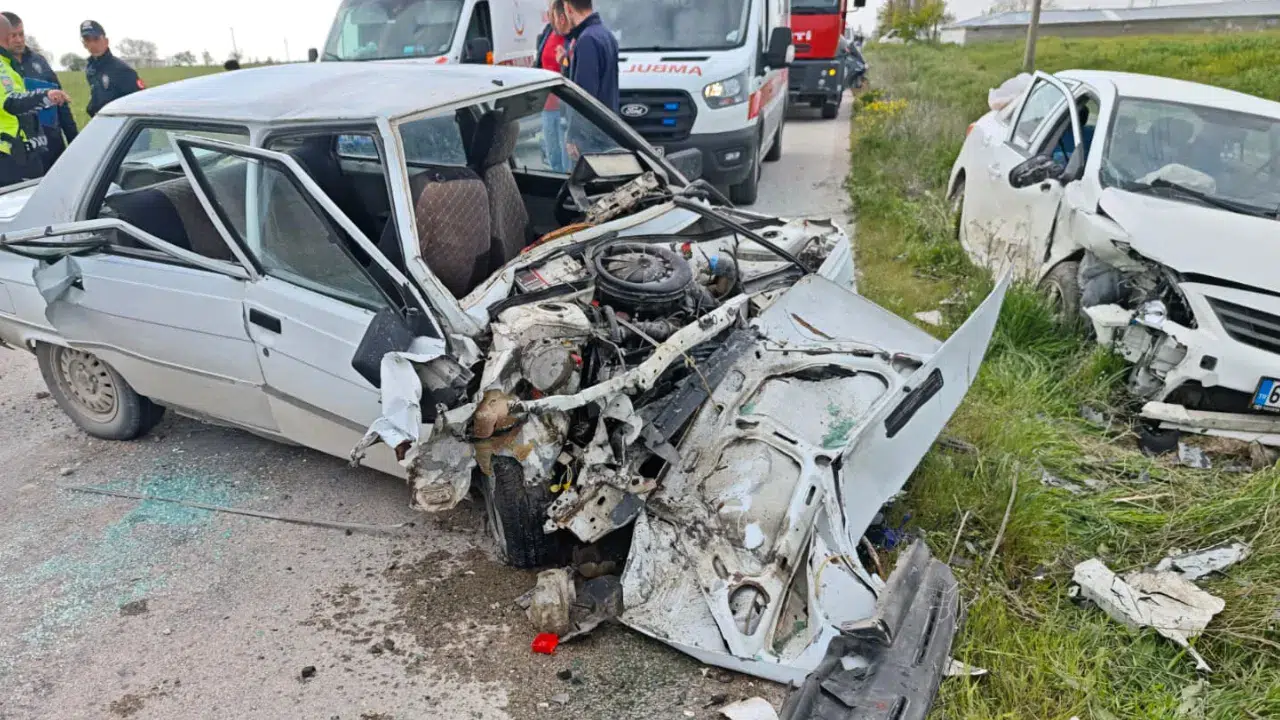 Aksaray Sultanhanı'nda iki otomobil çarpıştı : 1'i ağır, 4 yaralı