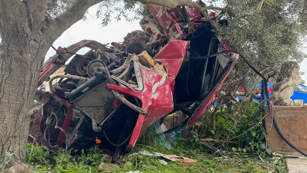 Uşak'ta evin duvarına çarpan araç hurdaya döndü : 1 ölü, 1 yaralı