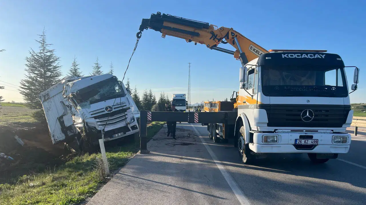 Afyonkarahisar'da eşya yüklü tır devrildi