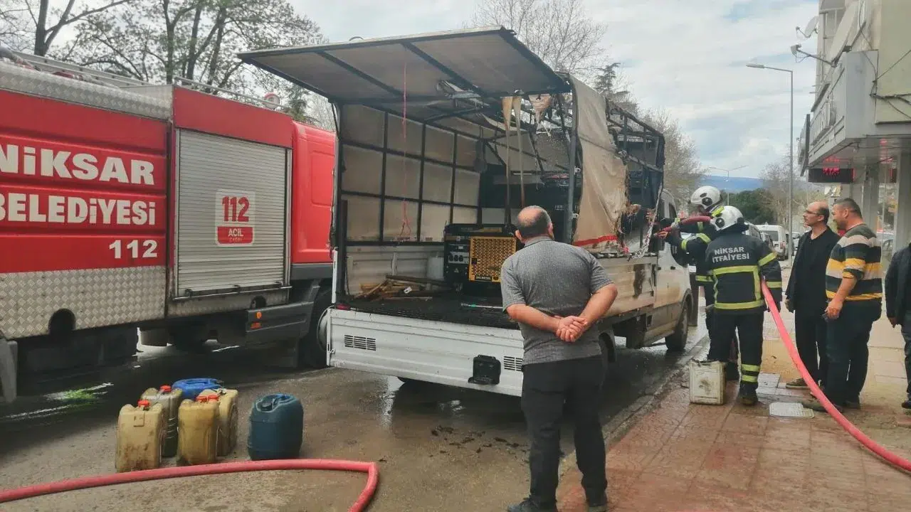Tokat'ta yangın paniği : Jeneratörden kıvılcım çıktı , kamyon yandı