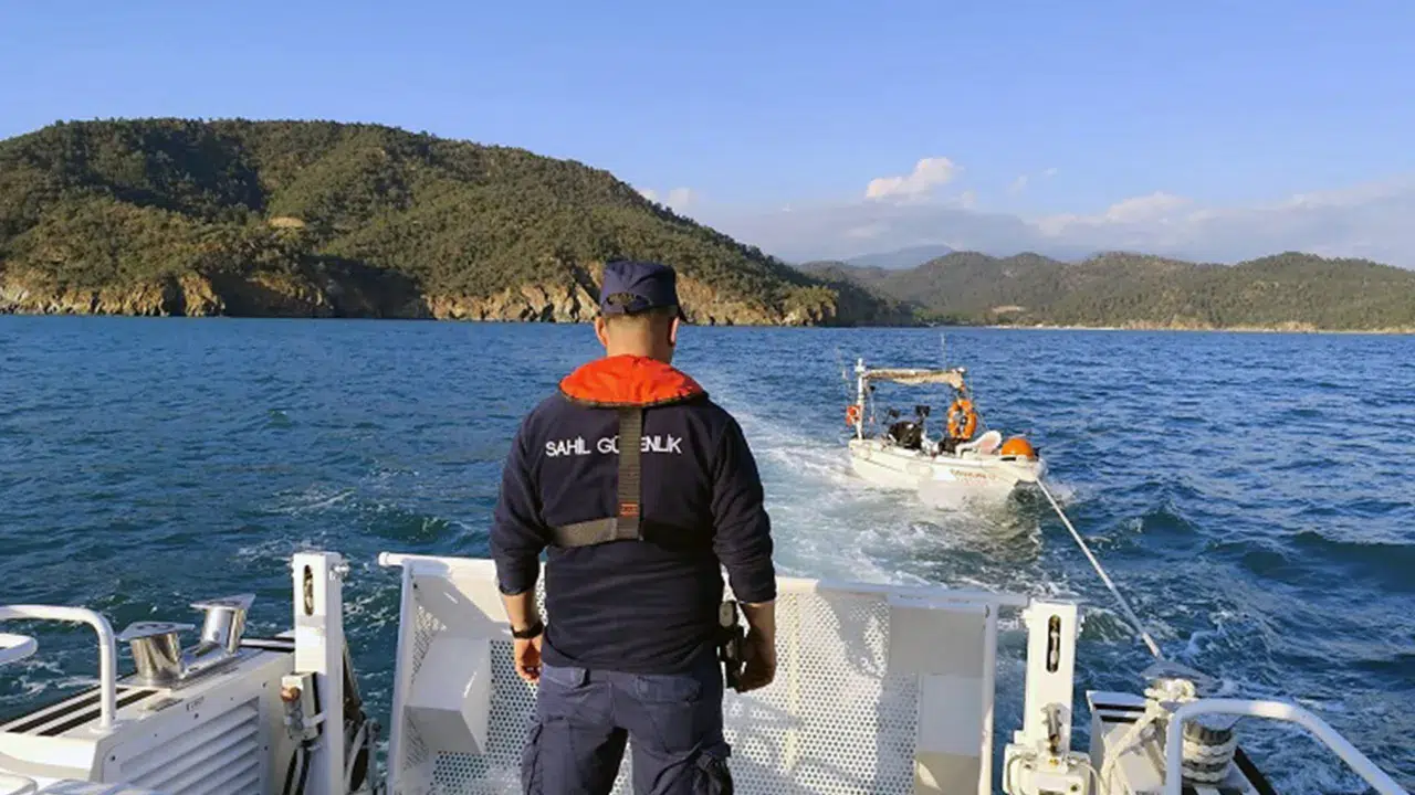 Fethiye'de sürüklenen tekne kurtarıldı