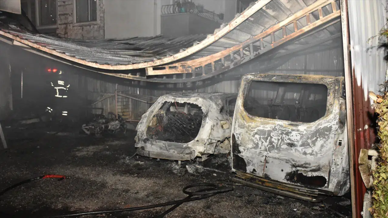Samsun'da feci yangın : 2 araç yandı, iş yerleri, depo ve evde hasar oluştu