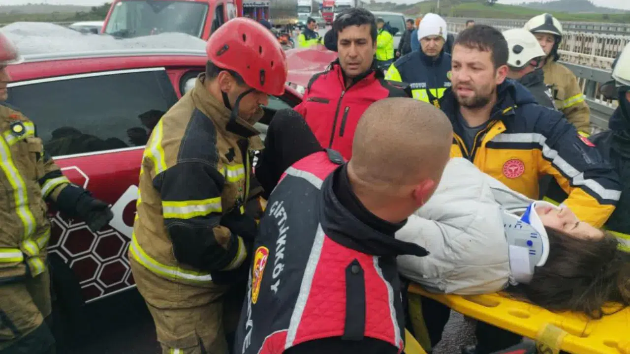 Yalova'da otomobil ile tır çarpıştı : Çok sayıda yaralı var
