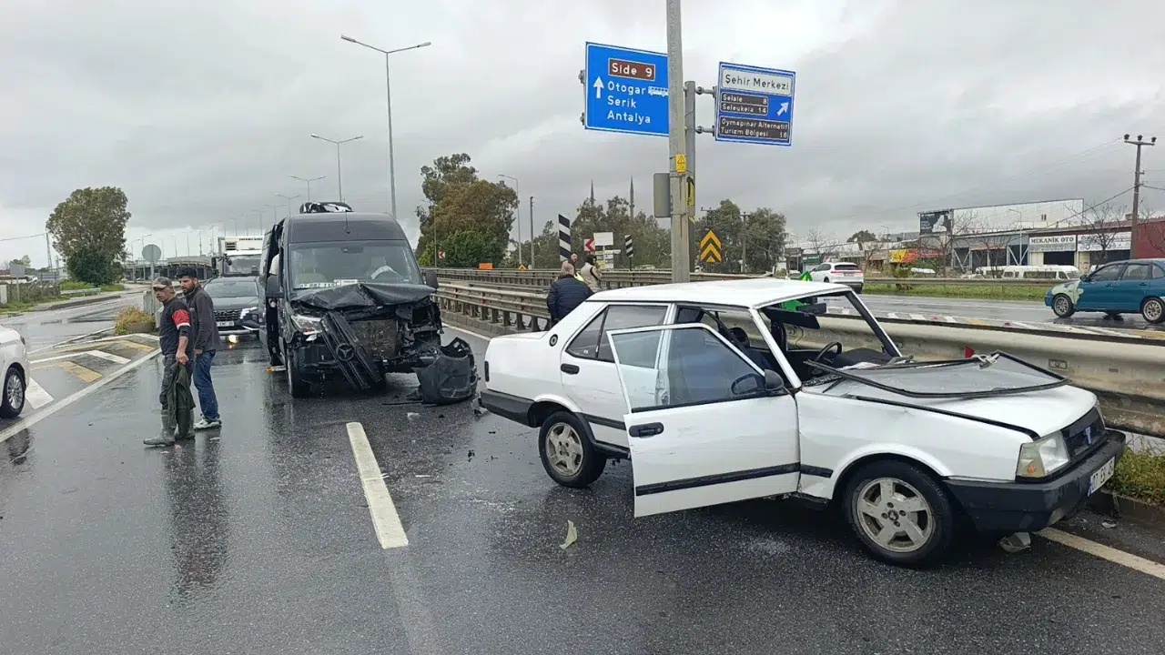 Antalya Manavgat’ta ters yöne giren otomobil tur minibüsüyle çarpıştı