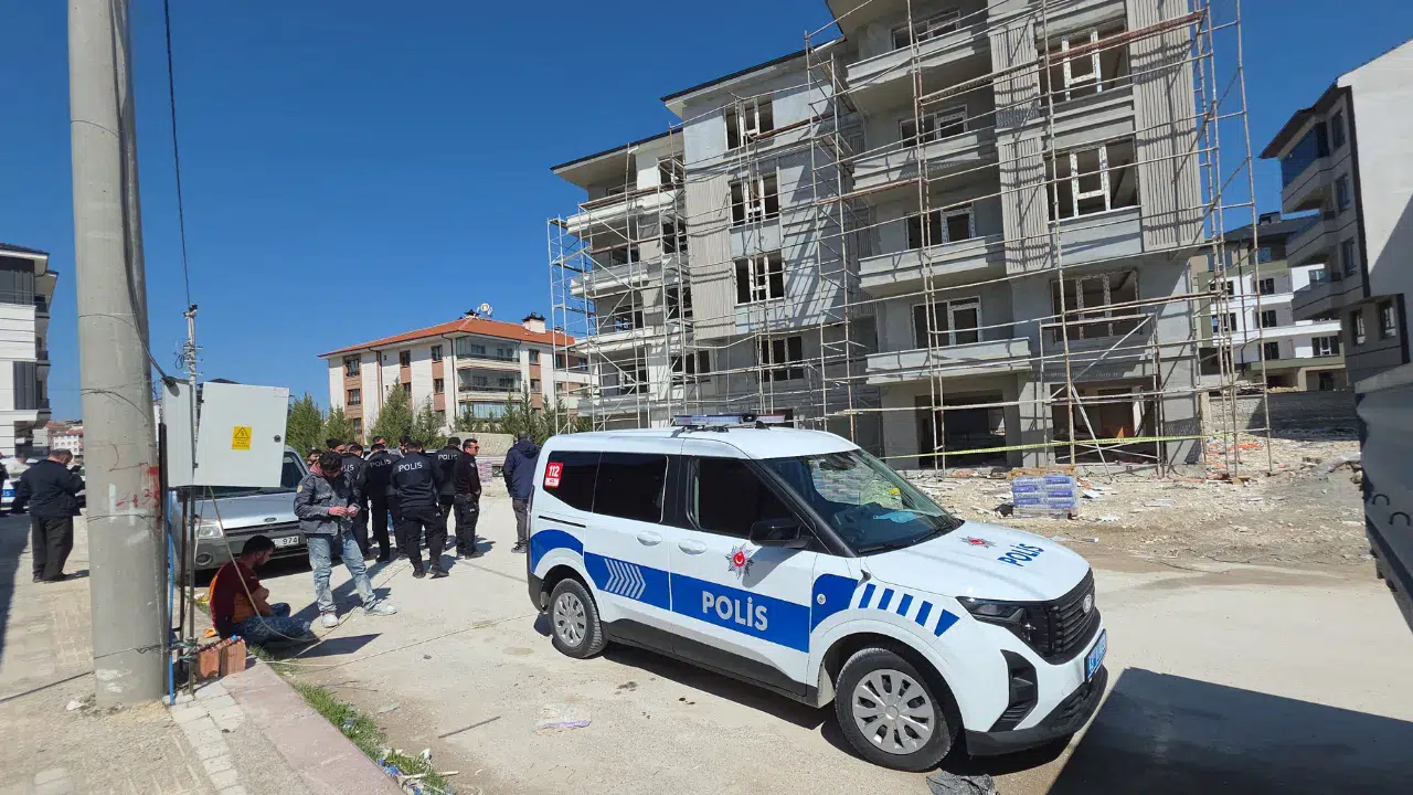 Kütahya'da korkutan iş kazası : İskele çöktü, 4. kattan düşen 2 işçi yaralandı!