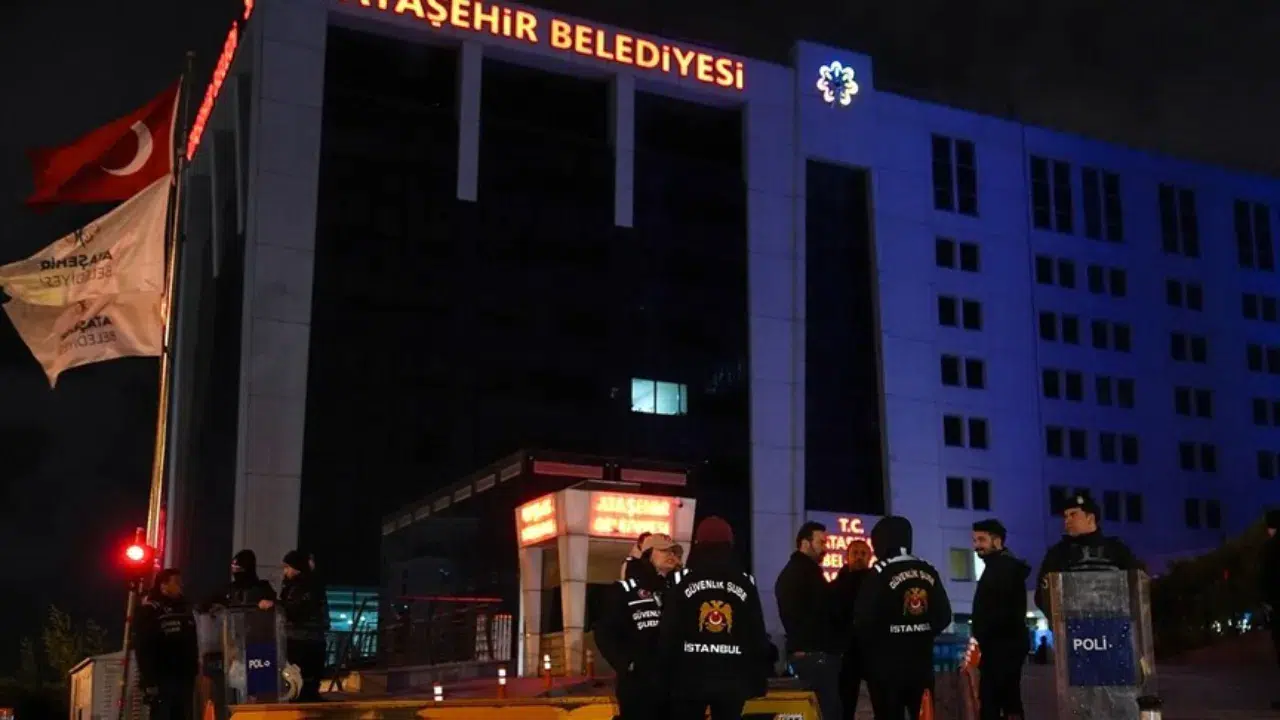 Ataşehir Belediyesi'ne operasyon : Belediye Başkanı Onursal Adıgüzel dahil 18 kişi gözaltında