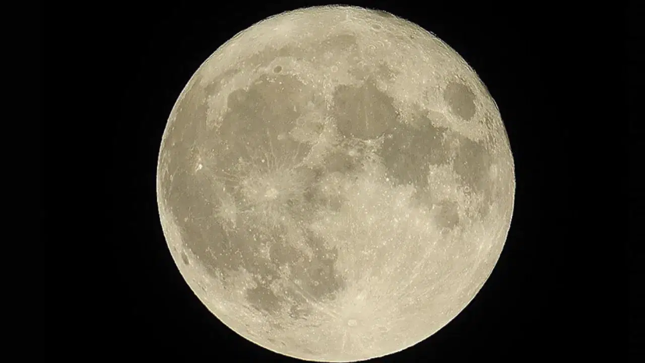 Çin'den yeni keşif : Ay'da iki yeni mineral bulundu