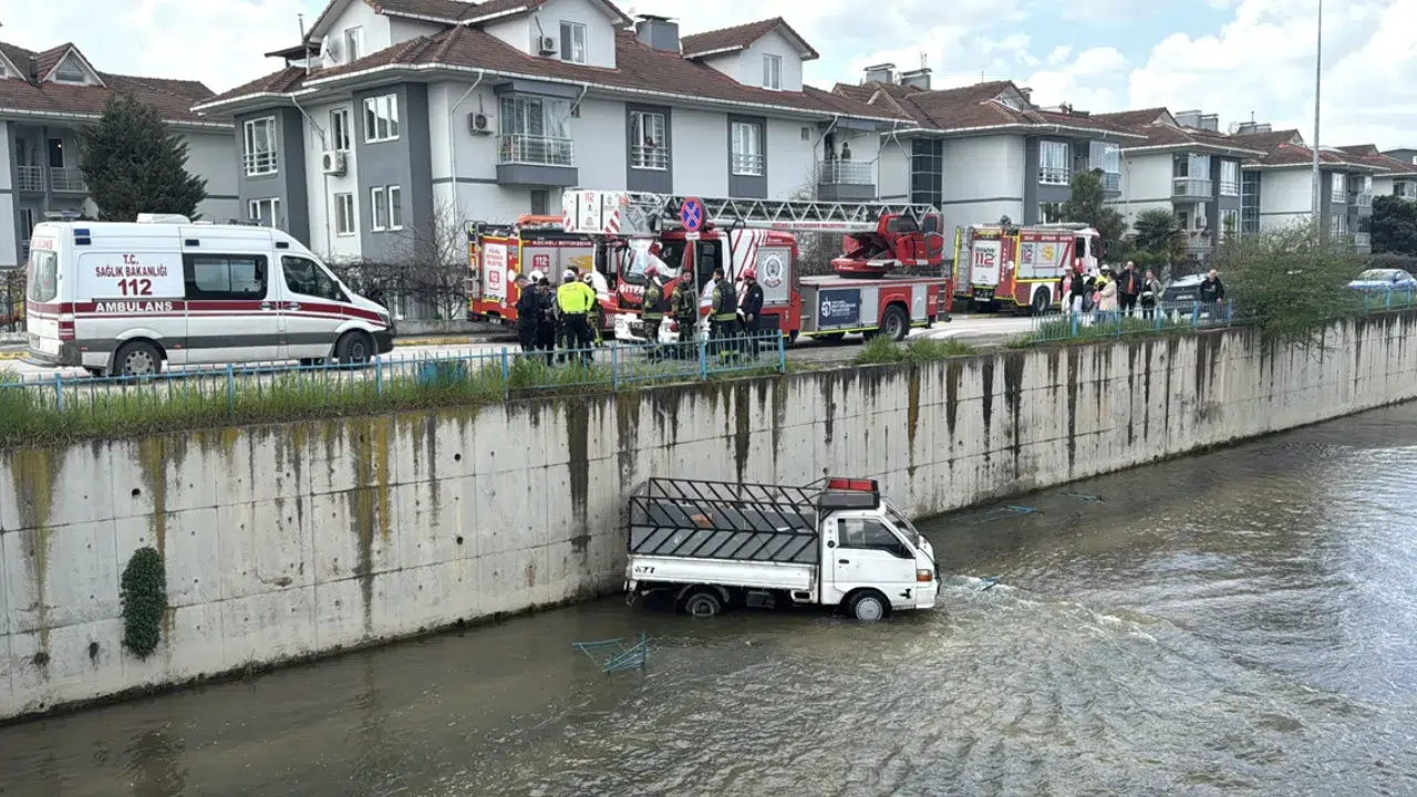 Kocaeli'de kamyonet dereye düştü : Sürücü hayatını kaybetti