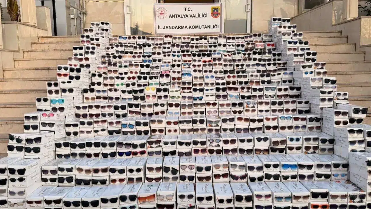 Alanya'da kaçakçılık : Piyasa değeri 20 milyon olan gözlükler ele geçirildi