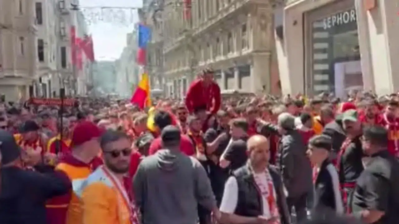 Galatasaraylı taraftarlar derbi öncesi Taksim'de