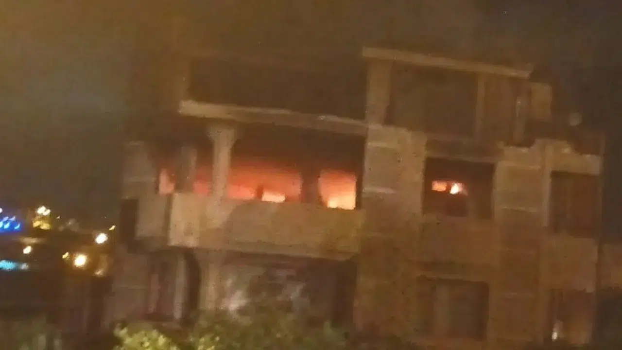 Hatay Samandağ'da yangın : Metruk bina alev alev