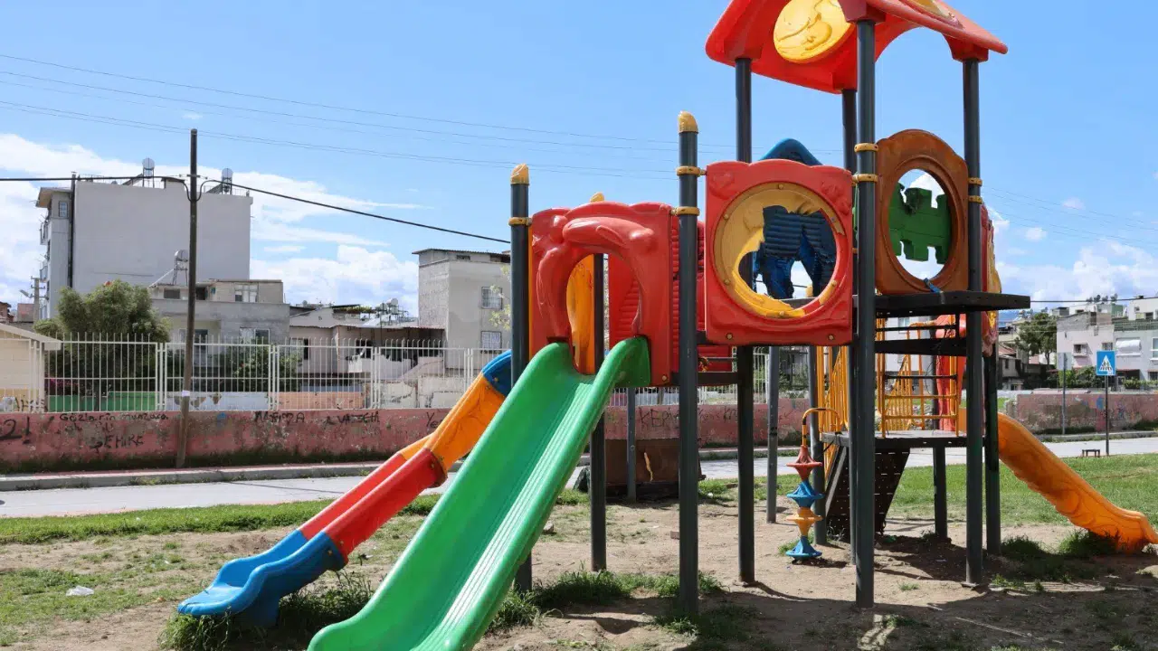 Mersin'de çocuk parkına saldırı : Oyun grupları yakıldı