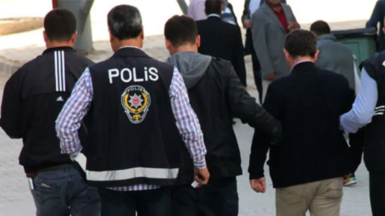 Bursa'da anahtarı üzerinde unutulan kargo aracını çalan 2 şüpheli yakalandı