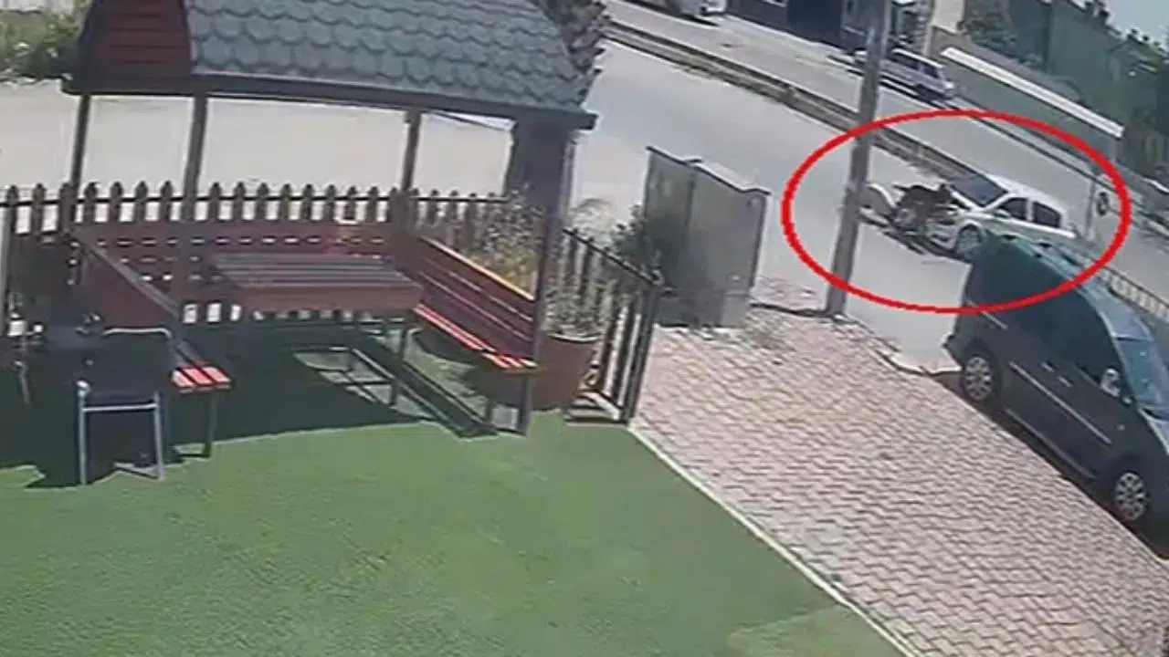 Antalya'da motosiklet ile otomobil kontrolsüz kavşakta çarpıştı : Görüntüler ortaya çıktı
