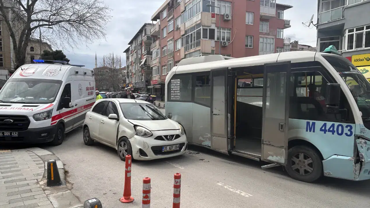 Maltepe'de minibüs araca çarptı