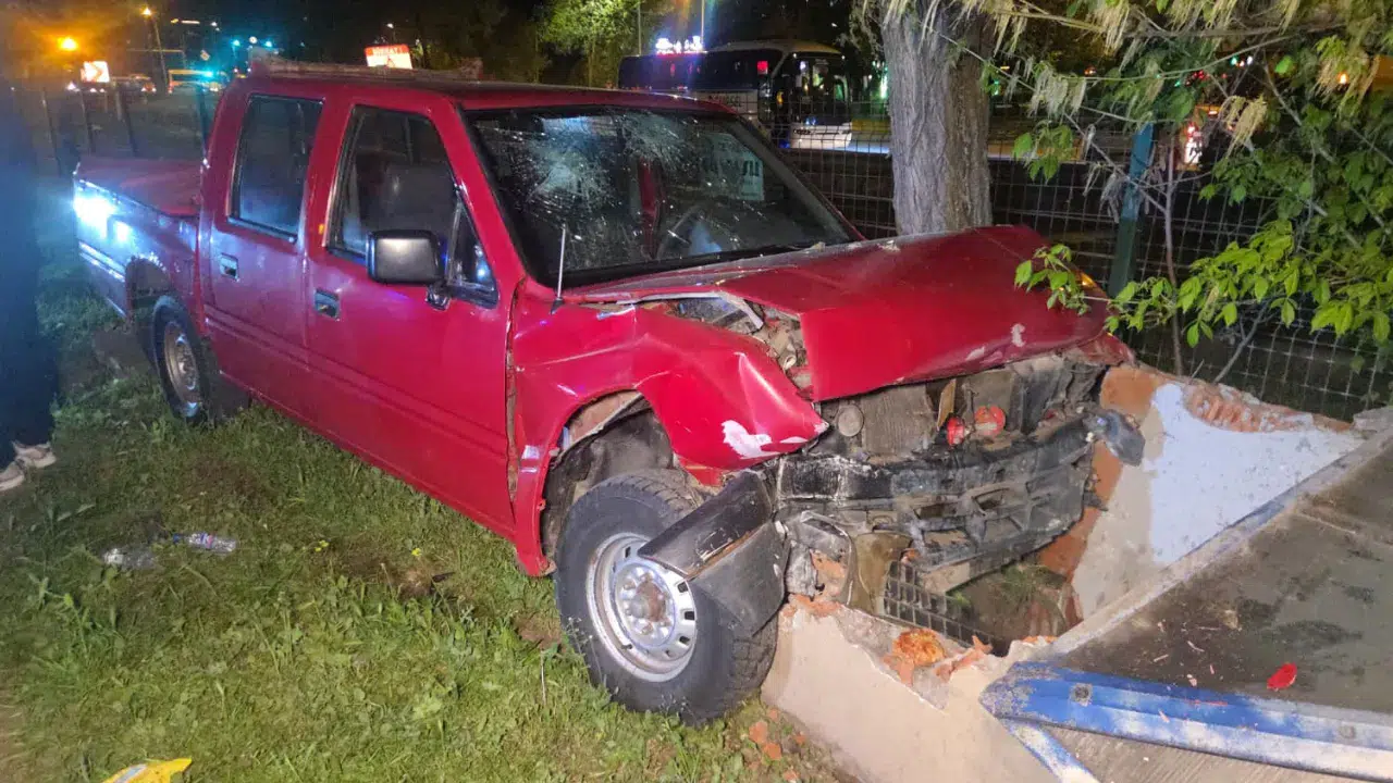 Bursa'da kamyonet refüje çıktı : Genç sürücü yaralandı