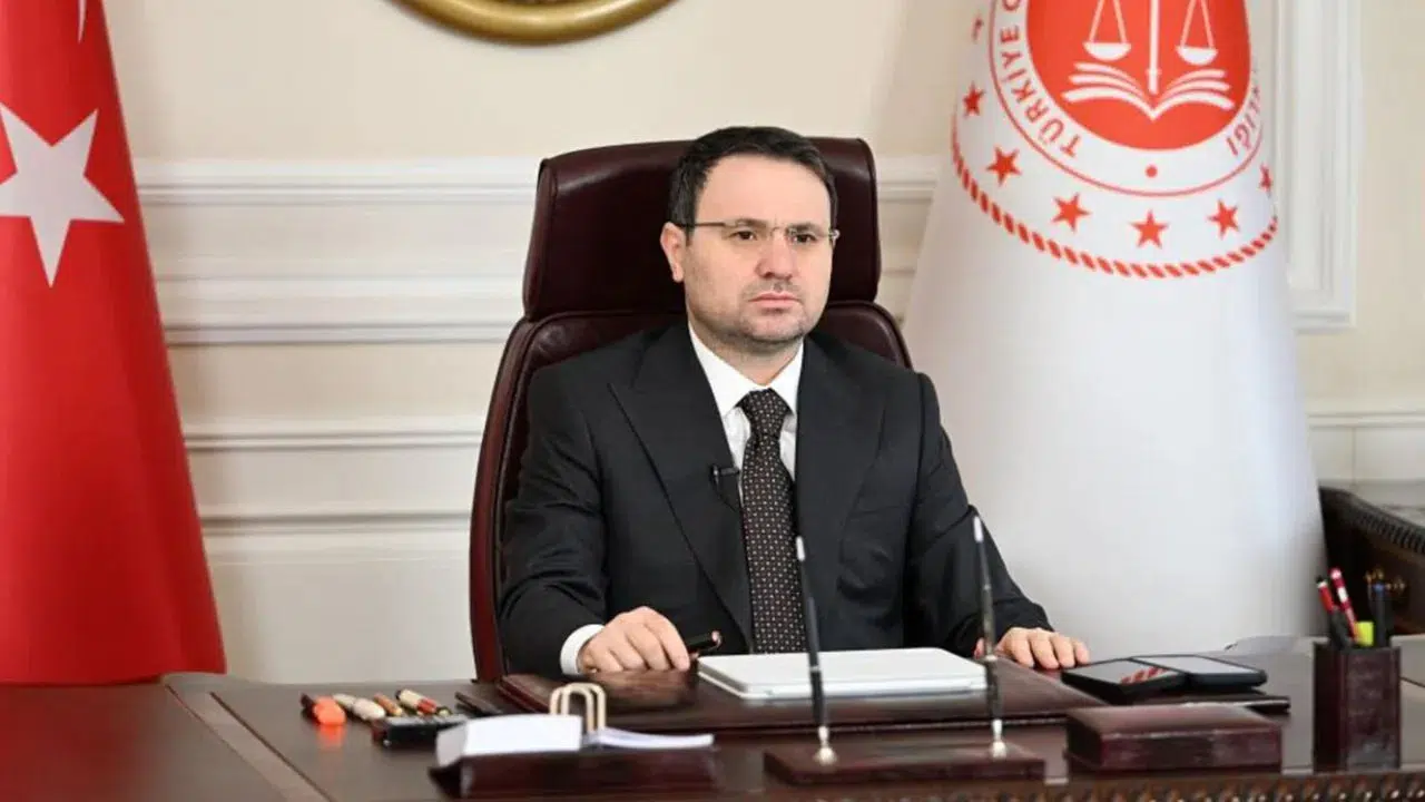 Bakan Gürlek okul saldırısı önlemlerini açıkladı : Ailelere ve silah sahiplerine ağır yaptırım yolda