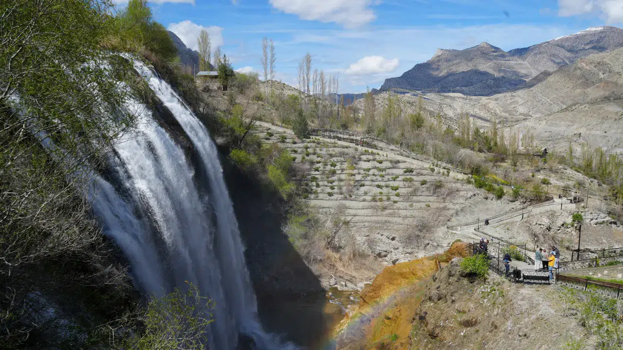 Erzurum'da bahar : Tortul Şelalesi coştu