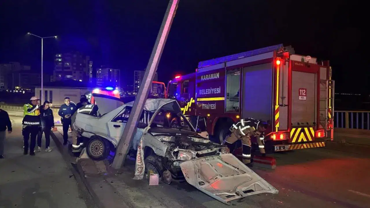 Karaman'da otomobil direğe çarptı : 1'i ağır 2 yaralı