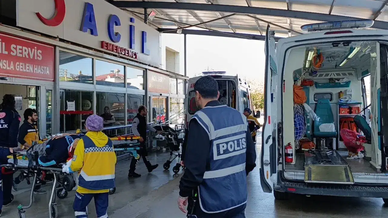 Adana’da tarım işçilerini taşıyan minibüs devrildi : Çok sayıda yaralı