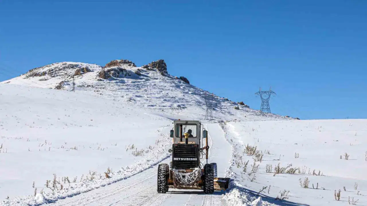 Van'da kar etkisi : 151 yerleşim yeri yolu ulaşıma kapandı