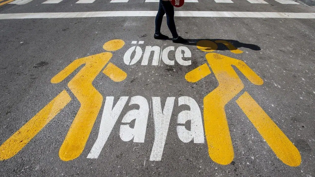 Şişli'de dehşet anları : Kaldırımda yürüyen kişiye otomobil çarptı