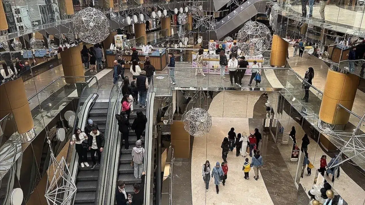 Alışveriş merkezinde dikkat çeken yasak : 18 yaş altına hafta sonu yasağı geldi
