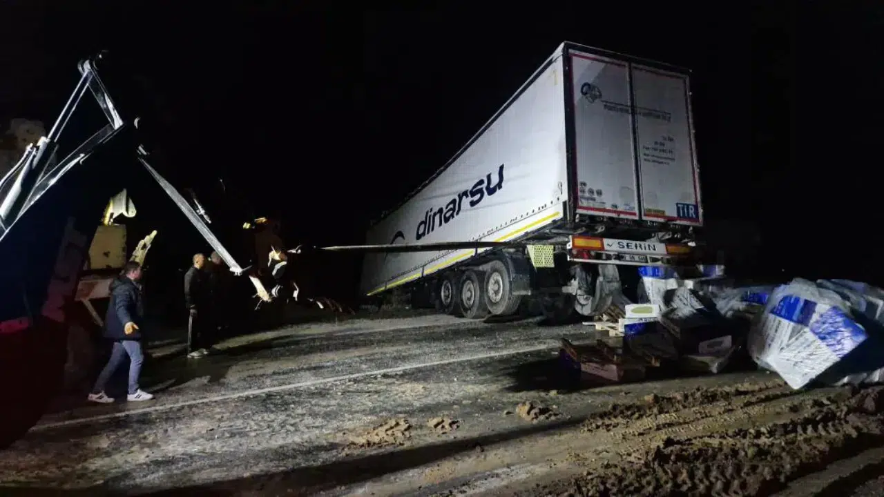 Çorum'da tır devrildi : Ankara - Tokat karayolu ulaşıma kapandı