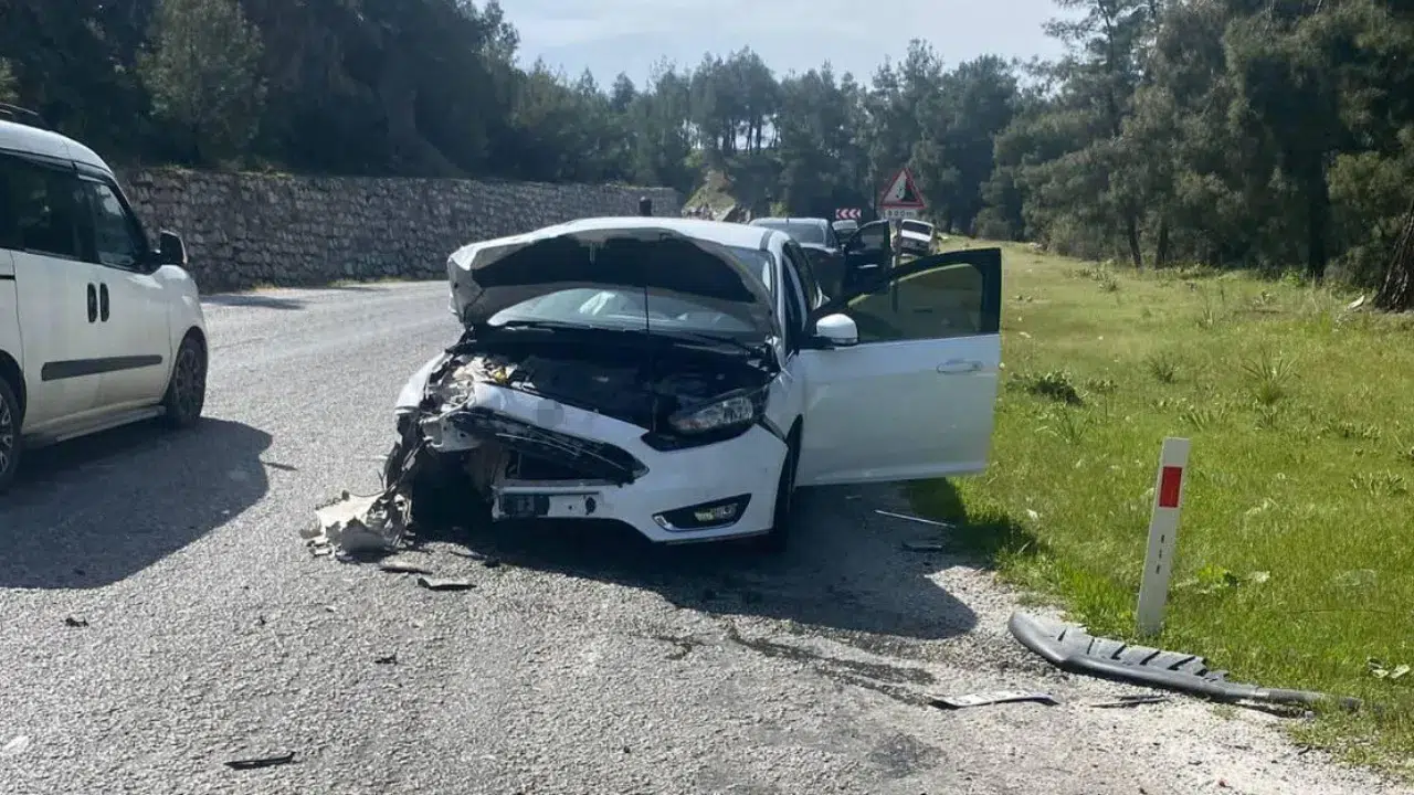 Manisa Salihli-Köprübaşı yolunda iki otomobil çarpıştı : 4 yaralı