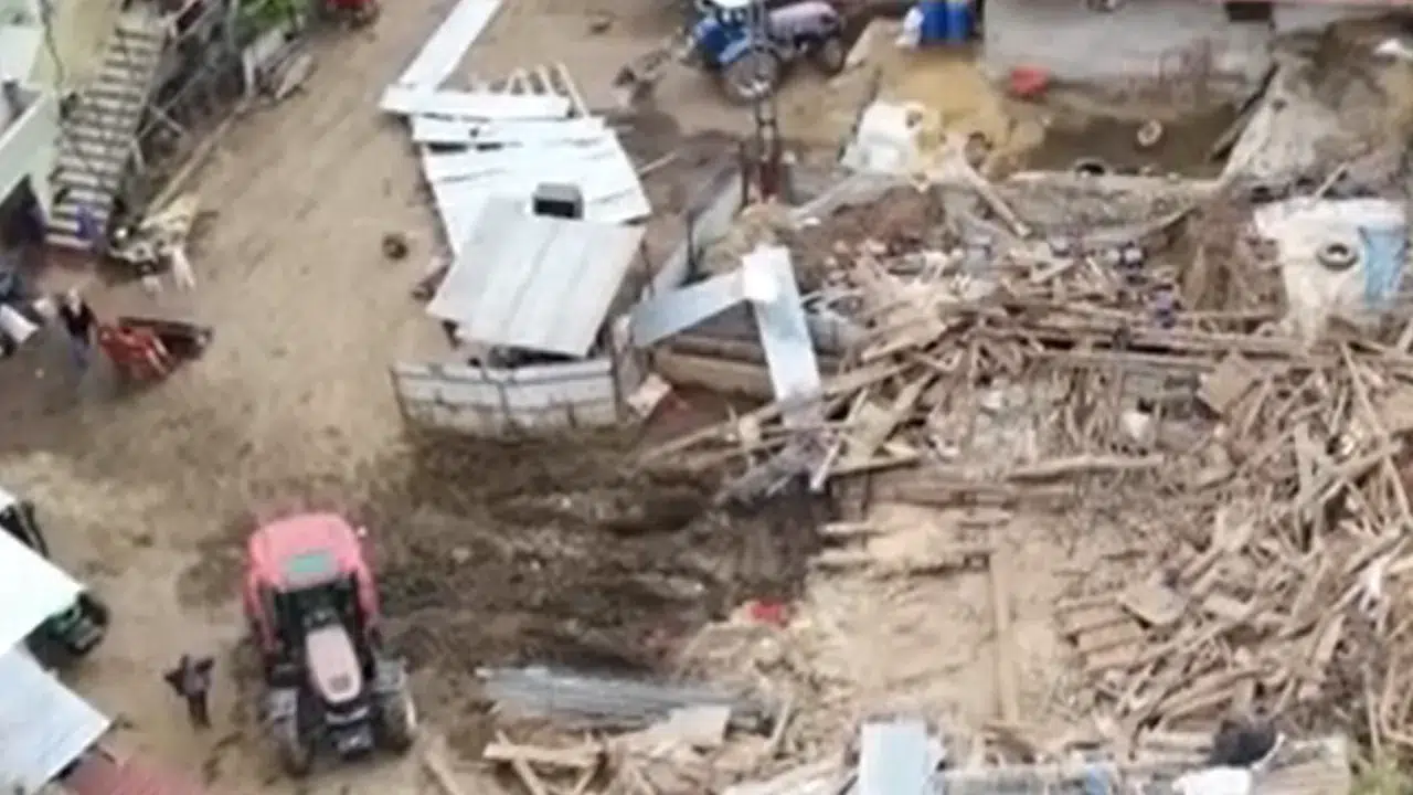 Kastamonu'da fırtınada ahır çöktü : 4 büyükbaş hayvan telef oldu