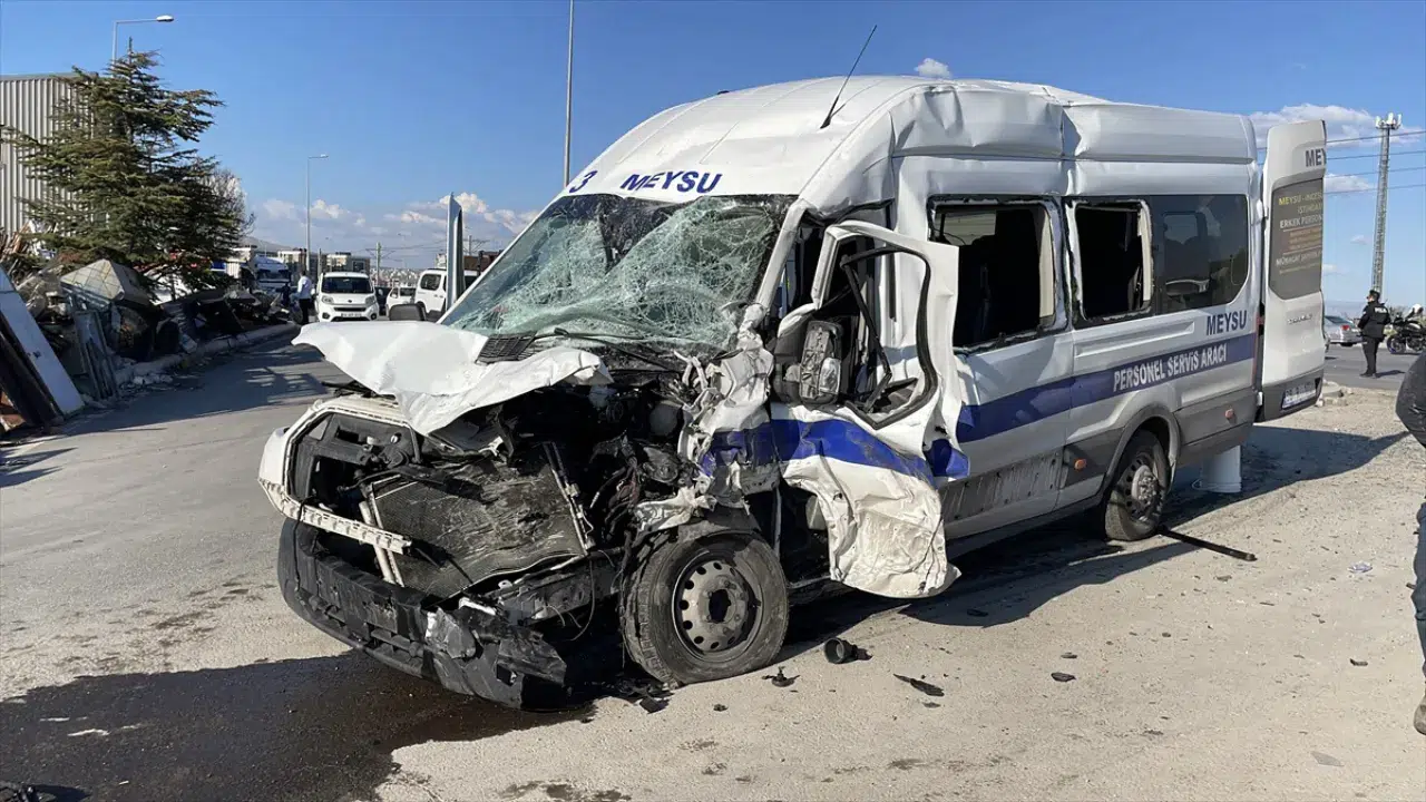 Kayseri'de kamyon ile işçi servisi çarpıştı : 8 yaralı
