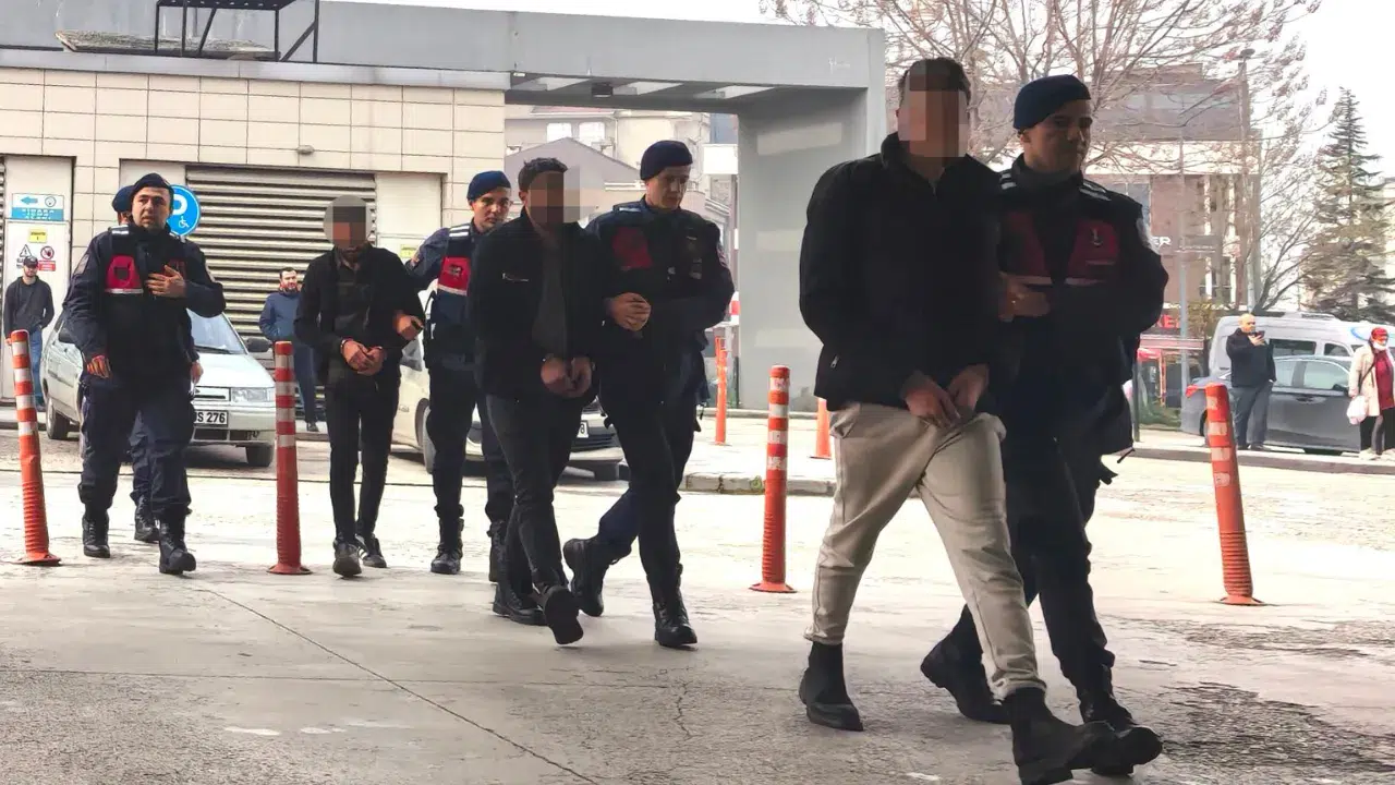 Bursa'da JASAT operasyonu : 7 bağ evini soyan hırsızlık şebekesi yakalandı!