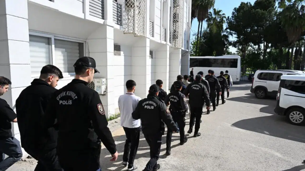 Mersin'de 120 kişiyi dolandıran şebeke çökertildi : 7 şüpheli tutuklandı