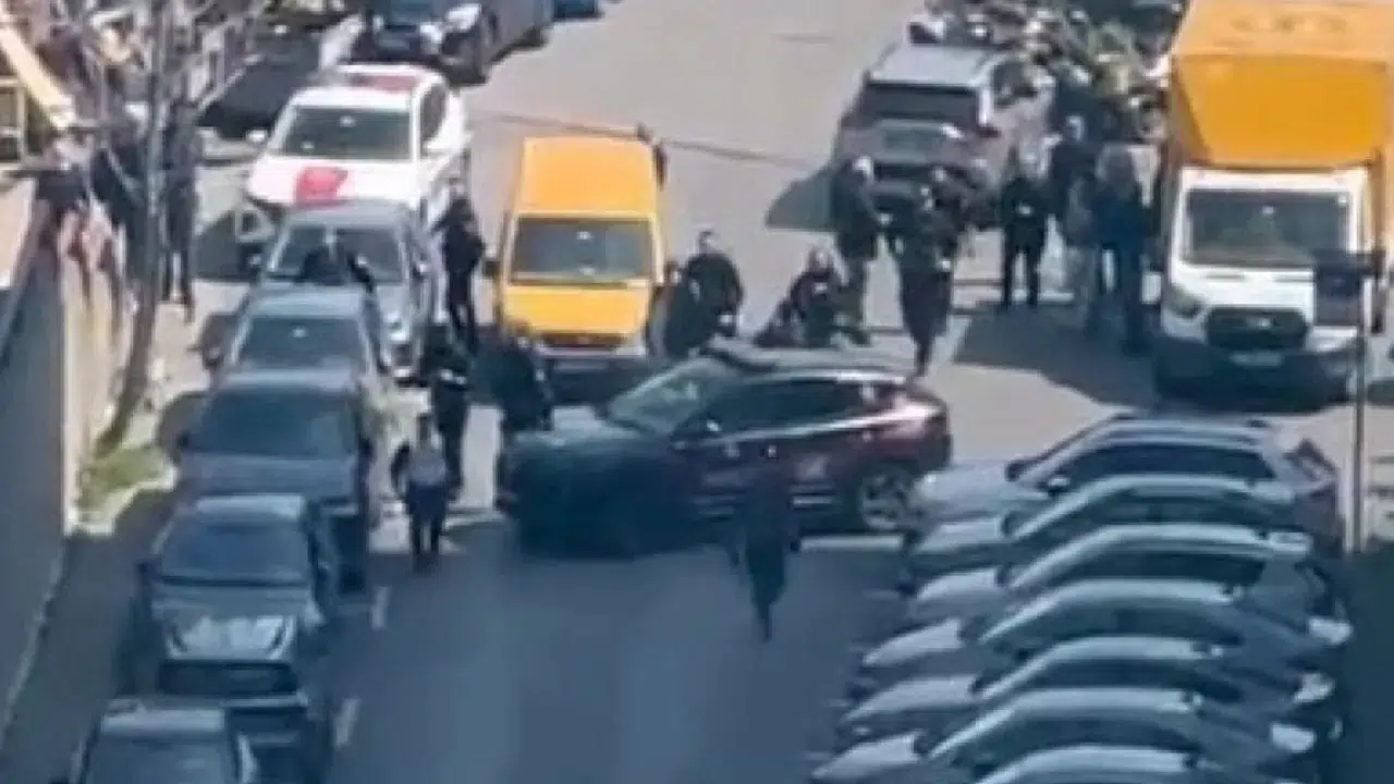 Konsolosluk saldırısında polisle dalga geçen plaza çalışanlarına hapis istemi