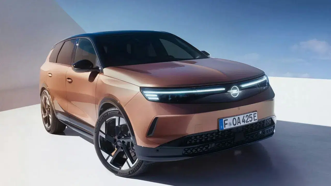 Yeni Opel Grandland Elektrik AWD Türkiye’de : Fiyatı ne kadar ve menzili kaç km?