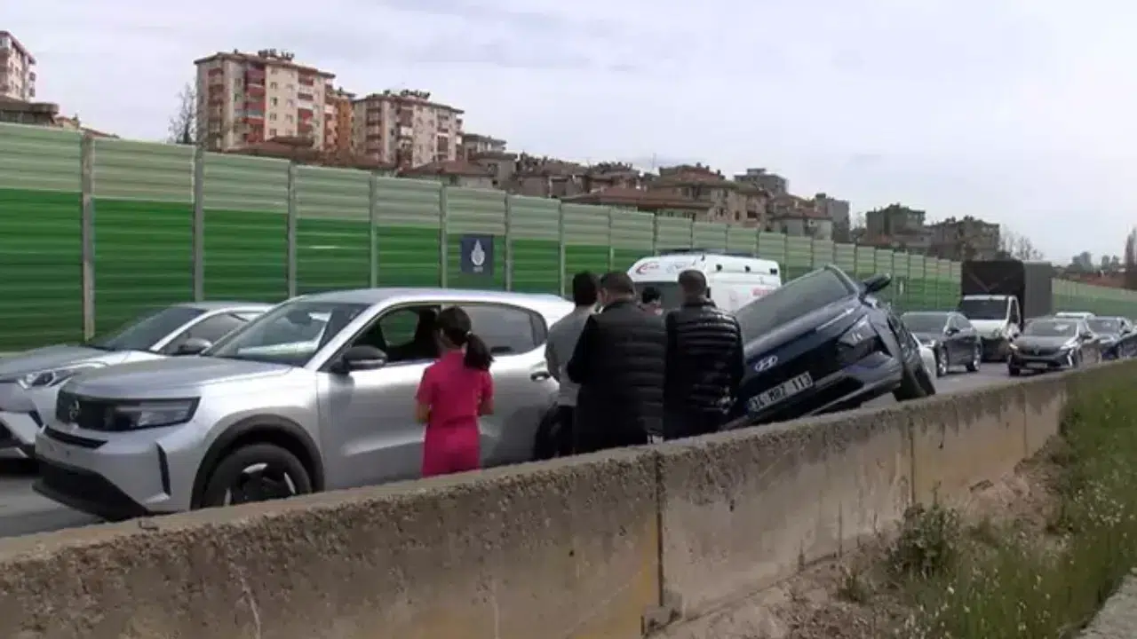 Kartal TEM bağlantı yolunda zincirleme kaza : 6 araç birbirine girdi, trafik felç oldu