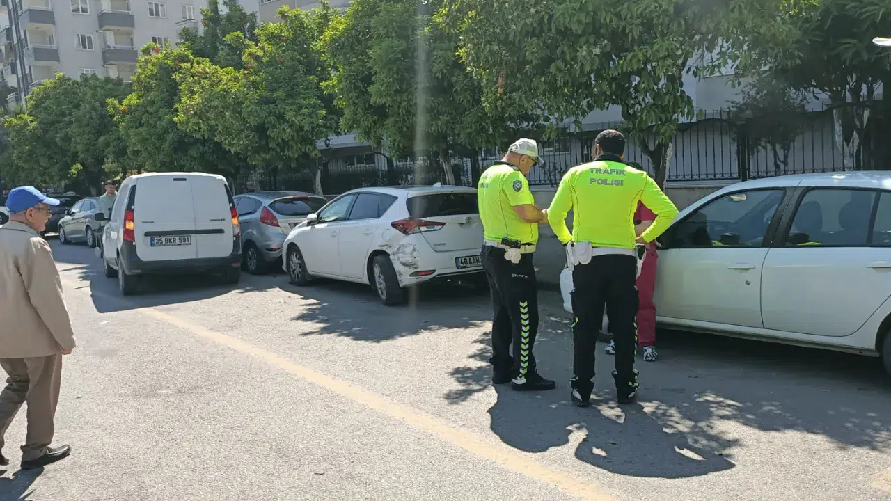 Aydın Efeler'de zincirleme trafik kazası : 1 yaralı