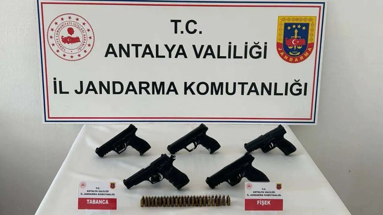 Antalya'da kaçak silah operasyonu : 5 ruhsatsız tabanca ele geçirildi