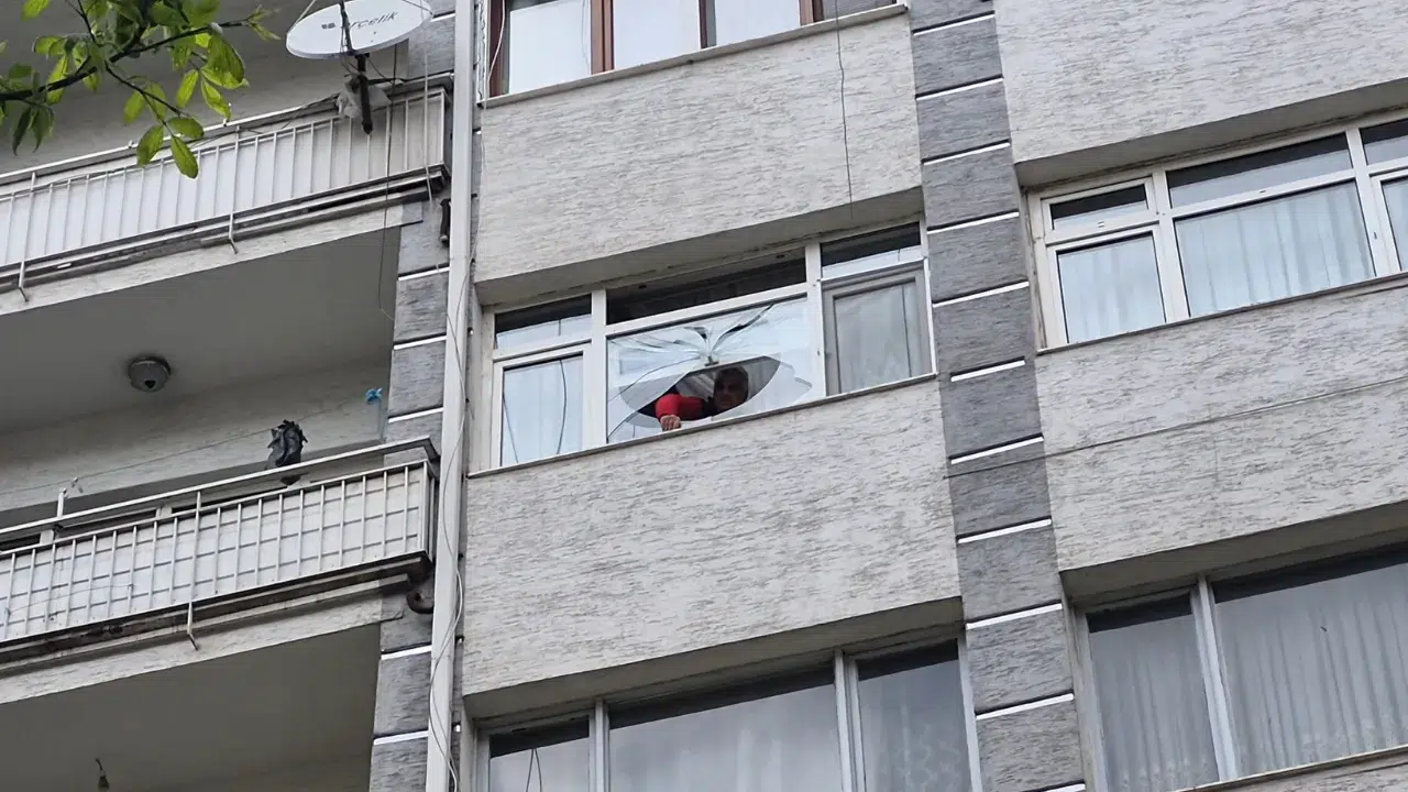 Eskişehir'de fırtınada kırılan cam 6’ncı kattan vatandaşın üzerine düştü