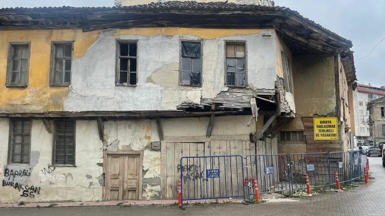 Samsun Bafra'da tarihi yapıların çökme tehlikesi mahalleyi ayağa kaldırdı