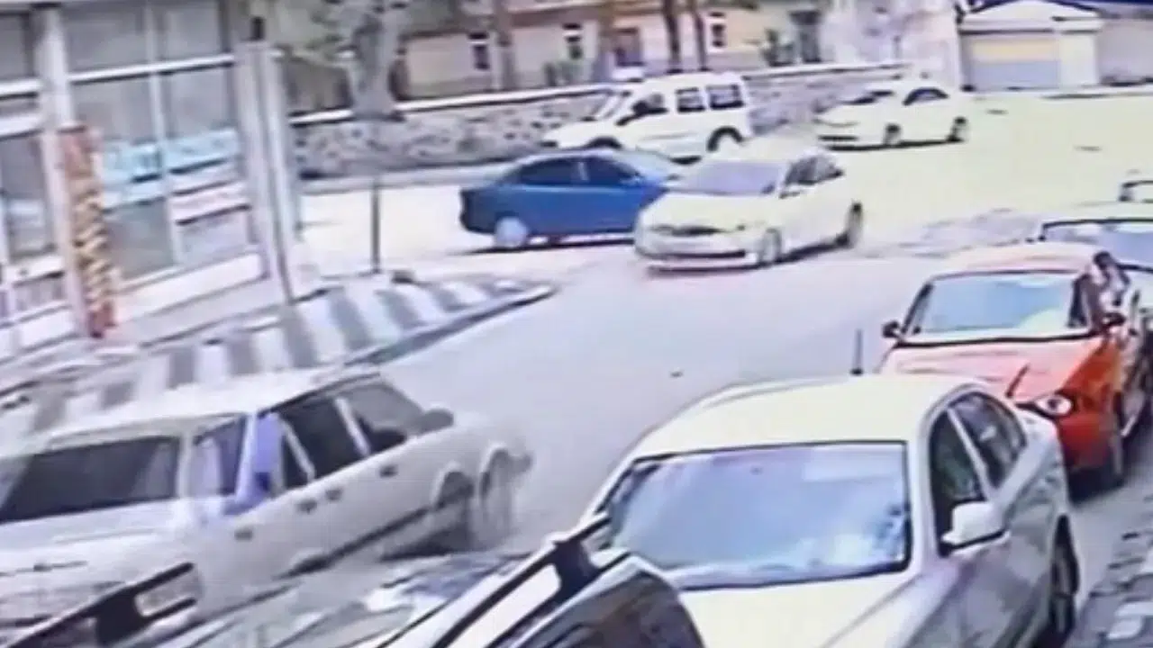 Elazığ'da korkutan çarpışma : Kaza anı kameraya yansıdı