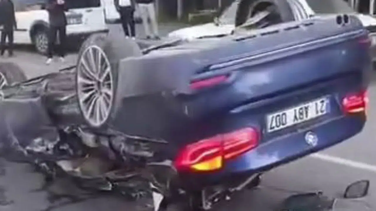 Diyarbakır'da kaza : Otomobil ters takla attı