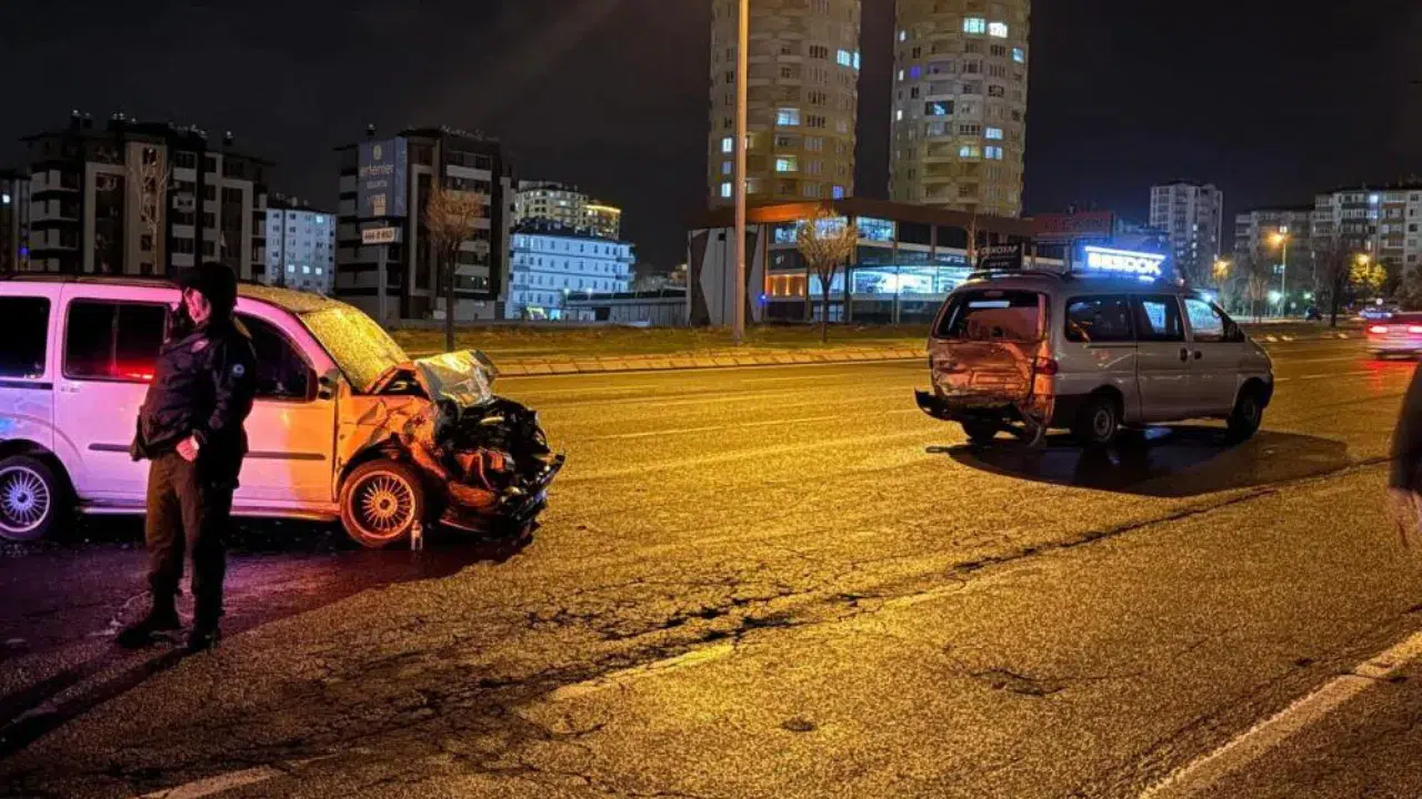 Kayseri'de ticari araç, arızalı minibüse çarptı : 6 yaralı