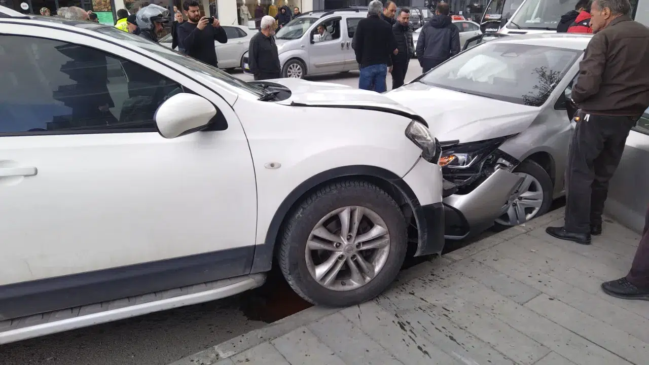 Erzincan'da kaza : 2 sürücü yaralı