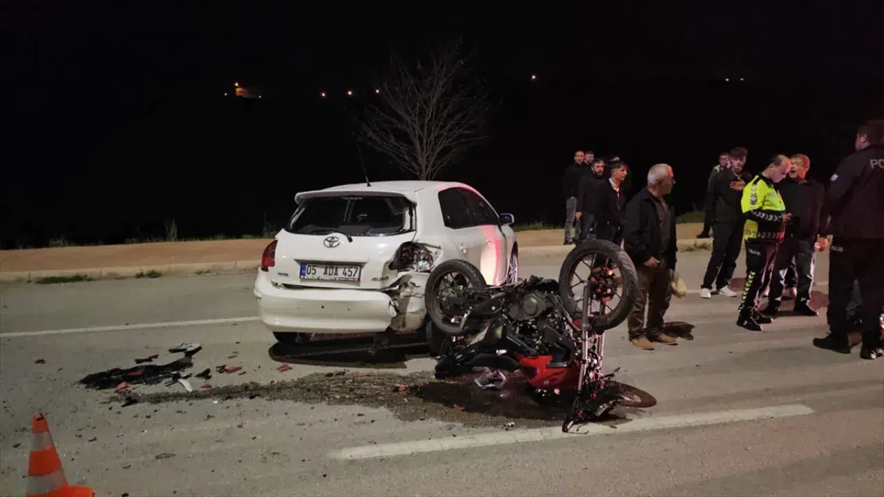 Çorum'da otomobille çarpışan 16 yaşındaki motosikletli yaralandı