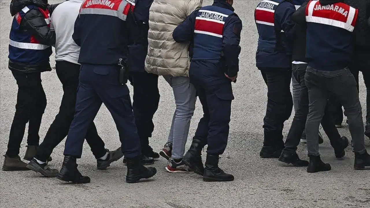 Mersin’de uyuşturucu baskını : 41 kilogram zehir ve deste deste döviz ele geçirildi