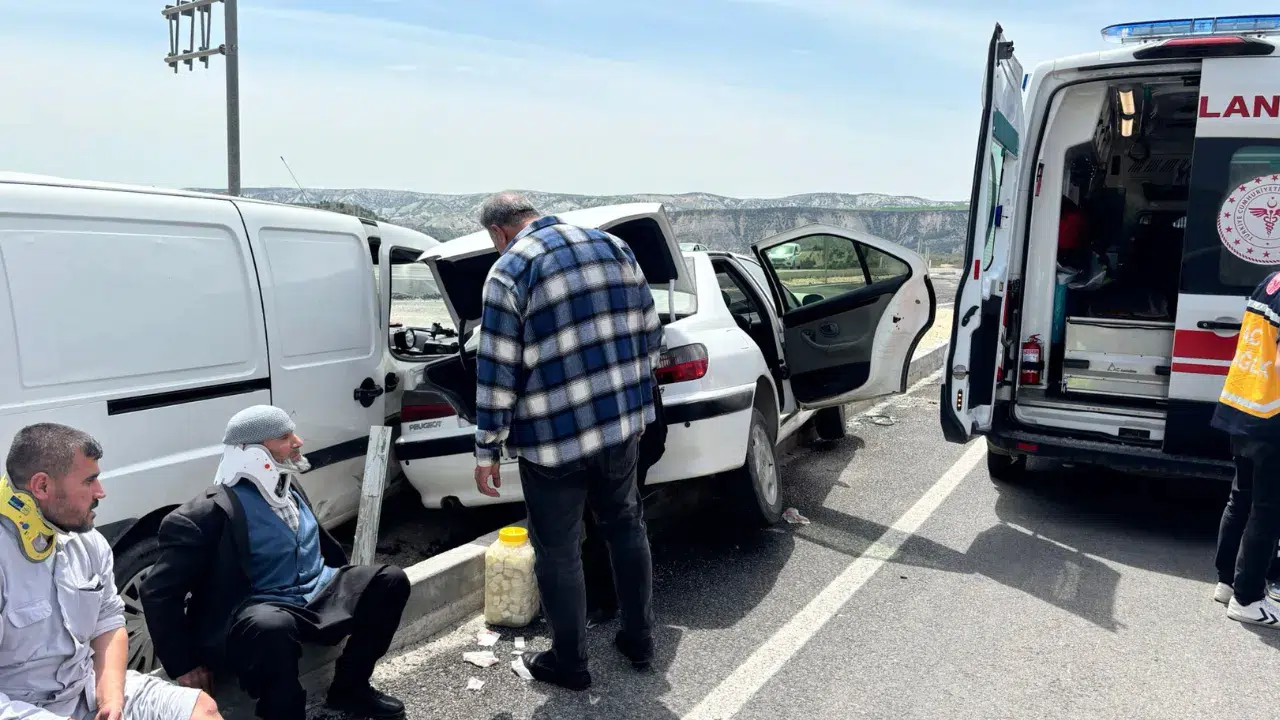 Adıyaman'da iki araç çarpıştı : Kazada 4 kişi yaralandı